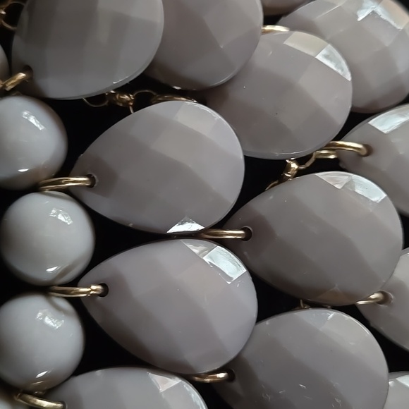 Elegant Gold and Gray Faceted Bead Vintage  Statement Necklace. - Picture 2 of 5